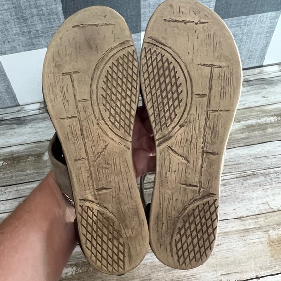 OTBT Souvenir Metallic Leather Sandal - Picture 9 of 12